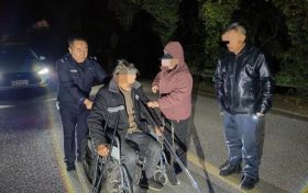 以警心暖民心，民警深夜救助走失老人回家縮略圖